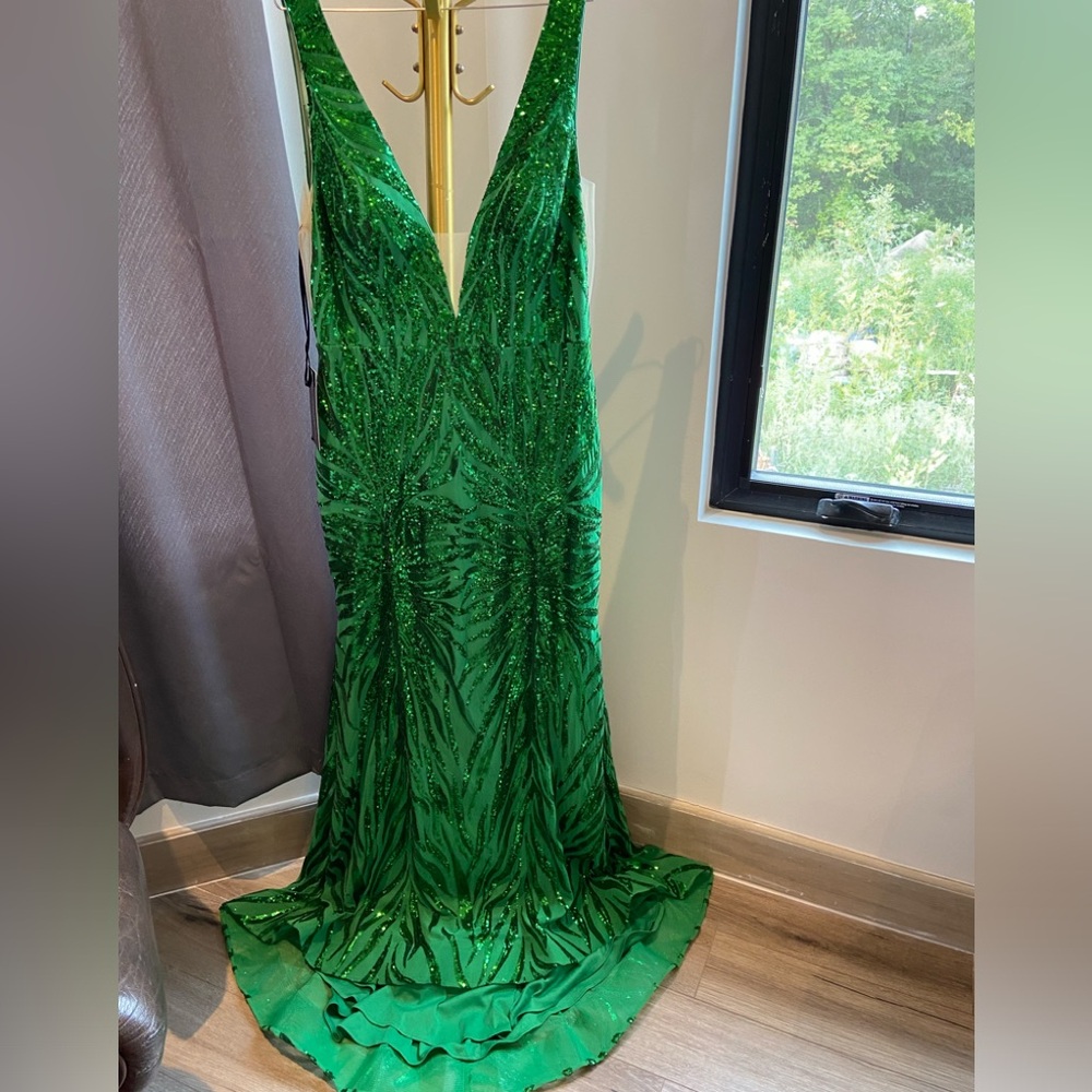 Alyce Paris Emerald Green Sequin Plunge Evening Gown
